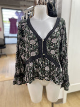 Load image into Gallery viewer, American Eagle floral top XXL
