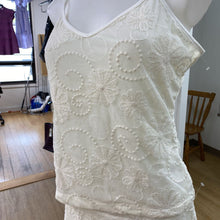 Load image into Gallery viewer, Hugging kisses lace tank S
