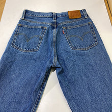 Load image into Gallery viewer, Levis 501 button fly Jeans 27
