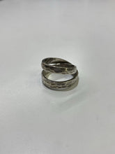 Load image into Gallery viewer, Sterling silver crossover ring
