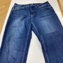 Load image into Gallery viewer, White House Black Market Skimmer fringe hem jeans 14
