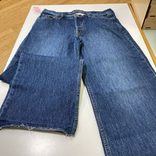 Load image into Gallery viewer, Gap Low Rise Stride jeans 28
