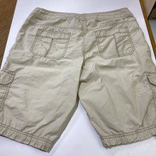 Load image into Gallery viewer, Tommy Hilfiger cargo shorts 14

