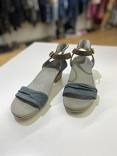 Load image into Gallery viewer, Earth leather sandals 8.5
