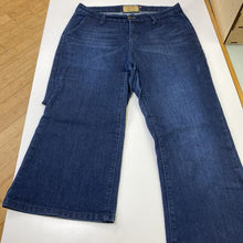 Load image into Gallery viewer, Dear John boot cut jeans 29
