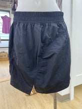 Load image into Gallery viewer, Lululemon sporty skirt M
