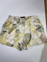 Load image into Gallery viewer, Dynamite lined floral shorts S
