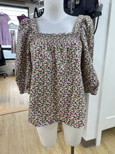 Load image into Gallery viewer, H&amp;M puff sleeves floral top S

