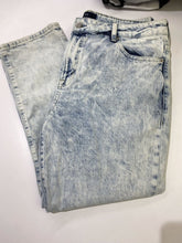Load image into Gallery viewer, Gap Boyfriend acid wash jeans 16
