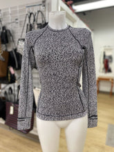 Load image into Gallery viewer, Lululemon long sleeve stretchy top 2
