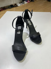 Load image into Gallery viewer, Steve Madden heel sandals NWT 6
