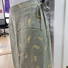 Load image into Gallery viewer, Tommy Bahama maxi vintage silk skirt 8
