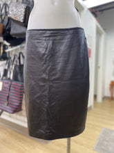 Load image into Gallery viewer, Danier zipper detail leather skirt 8
