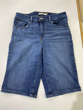 Load image into Gallery viewer, Levis Classic Bermuda denim shorts 29
