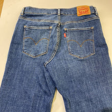 Load image into Gallery viewer, Levis Classic Bermuda denim shorts 29
