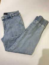 Load image into Gallery viewer, J Brand jogger jeans 27
