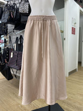 Load image into Gallery viewer, Dynamite satin skirt M NWT
