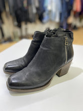 Load image into Gallery viewer, Browns square toe booties 41
