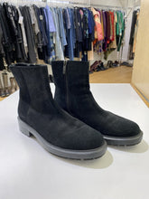 Load image into Gallery viewer, Aquatalia suede boots 9
