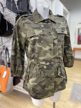 Load image into Gallery viewer, Banana Republic Camo jacket Sp
