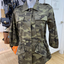 Load image into Gallery viewer, Banana Republic Camo jacket Sp
