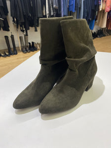 Steve Madden pull on suede boots 6