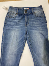 Load image into Gallery viewer, Cabi Hi-Low Crop jeans 8
