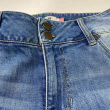 Load image into Gallery viewer, Cabi Hi-Low Crop jeans 8
