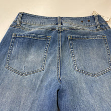 Load image into Gallery viewer, Cabi Hi-Low Crop jeans 8
