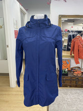 Load image into Gallery viewer, Lole light windbreaker M
