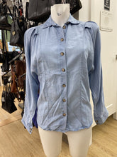 Load image into Gallery viewer, RW&amp;CO chambray top XXS
