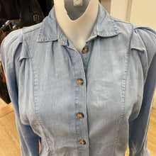 Load image into Gallery viewer, RW&amp;CO chambray top XXS
