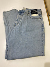 Load image into Gallery viewer, Abercrombie The 80&#39;s Mom High Rise jeans NWT 33(16)
