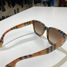 Load image into Gallery viewer, Burberry sunglasses
