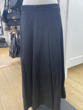 Load image into Gallery viewer, Surrey Classics pleated skirt M
