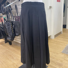 Load image into Gallery viewer, Surrey Classics pleated skirt M
