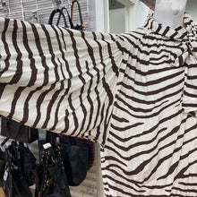 Load image into Gallery viewer, H&amp;M zebra print top 6
