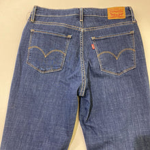 Load image into Gallery viewer, Levis High Rise bootcut jeans 30
