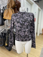 Load image into Gallery viewer, Lululemon 1/2 zip long sleeve top 8
