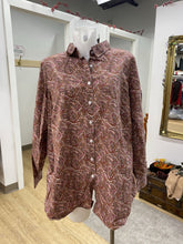 Load image into Gallery viewer, Lands End paisley button up 22
