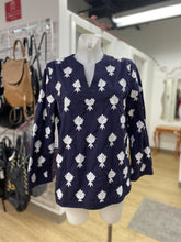 Load image into Gallery viewer, Lands End embroidered top M
