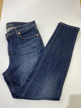 Load image into Gallery viewer, Second Yoga Jeans jeans 32
