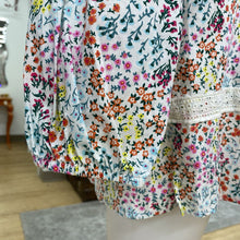 Load image into Gallery viewer, Lands End floral top M
