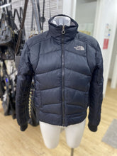 Load image into Gallery viewer, The North Face puffer jacket M
