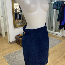 Load image into Gallery viewer, Danier vintage suede skirt 10
