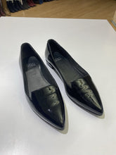 Load image into Gallery viewer, Stuart Weitzman flats 5.5
