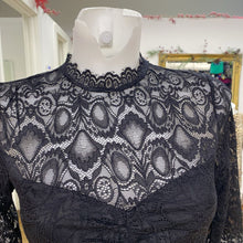 Load image into Gallery viewer, Guess lace top S
