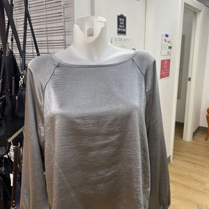 Gap satin top M