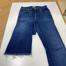 Load image into Gallery viewer, Mother The Weekender Fray jeans 26
