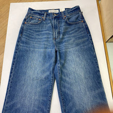 Load image into Gallery viewer, Denim Forum Farrah Hi Crop Jeans 26
